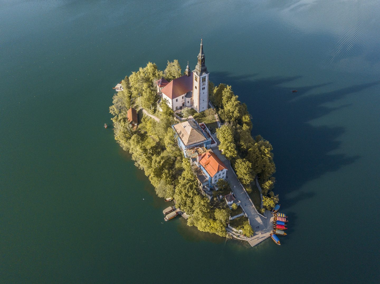 der See und seine Klosterinsel aus der Vogelperspektive