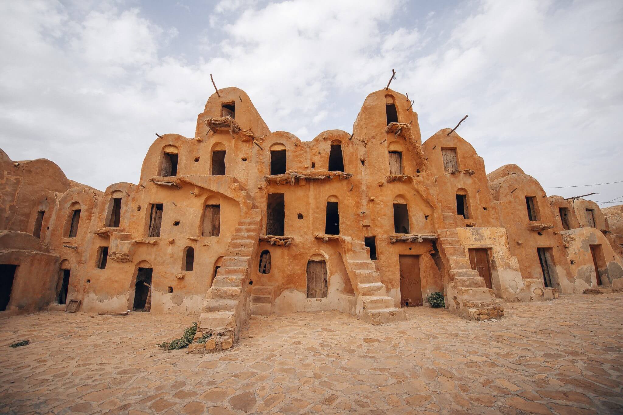 nicht verpassen das wunderschöne Ksar Ouled Soltane • the travely