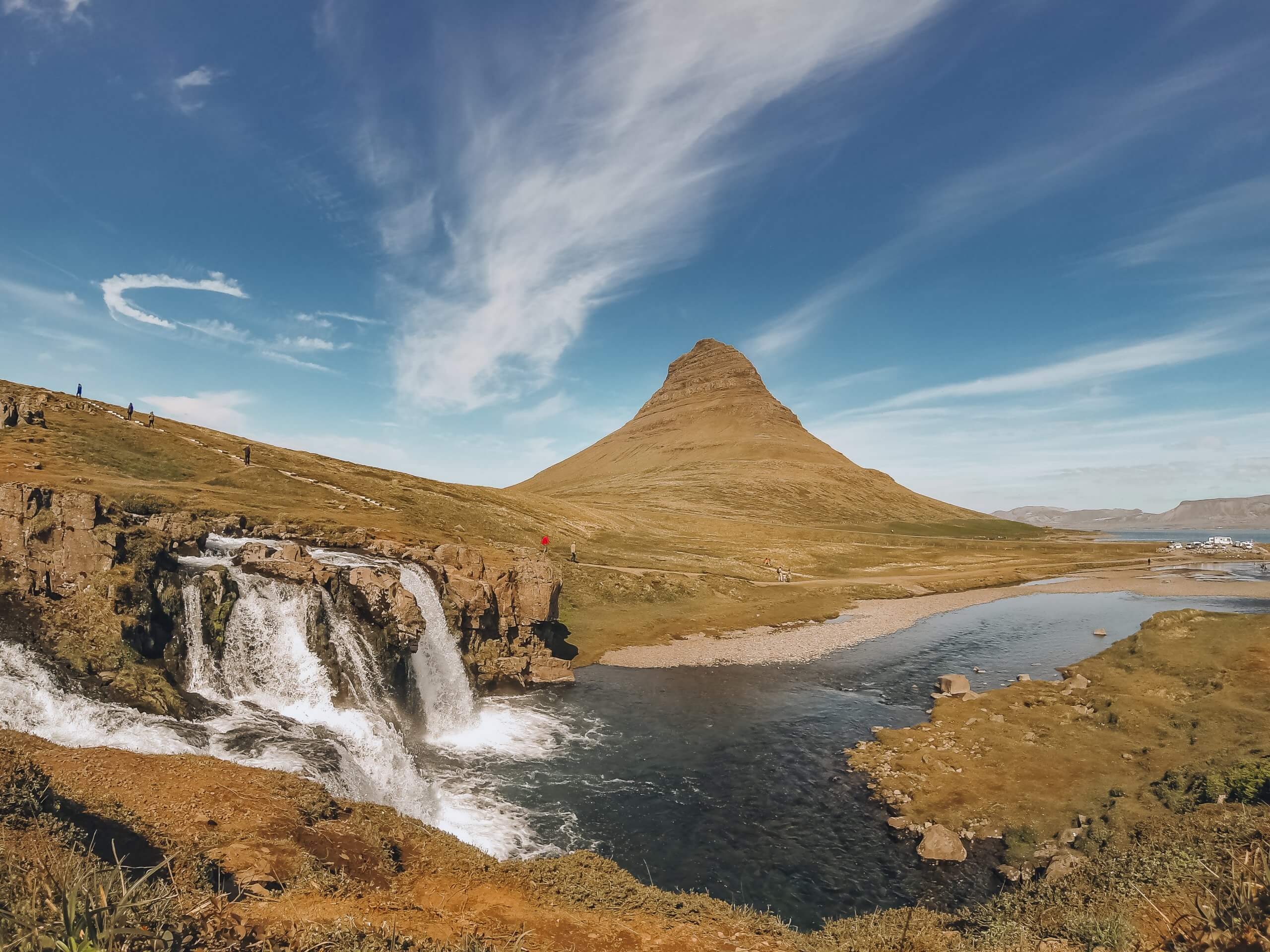 er darf auf keinen Roadtrip durch Island fehlen: der wunderschöne Kirkjufell
