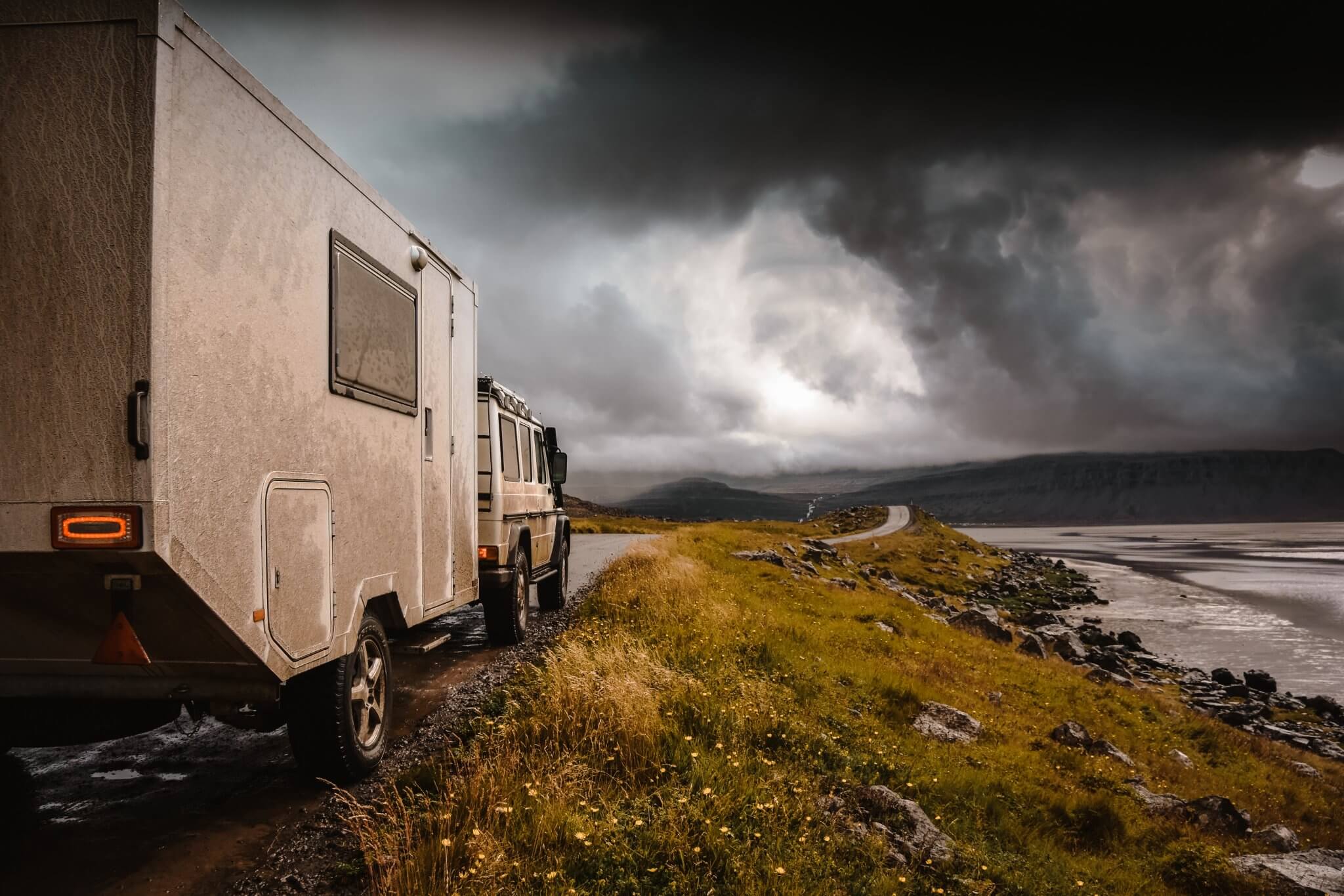 Mit dem Offroad Wohnwagen unterwegs auf Island • THE TRAVELY