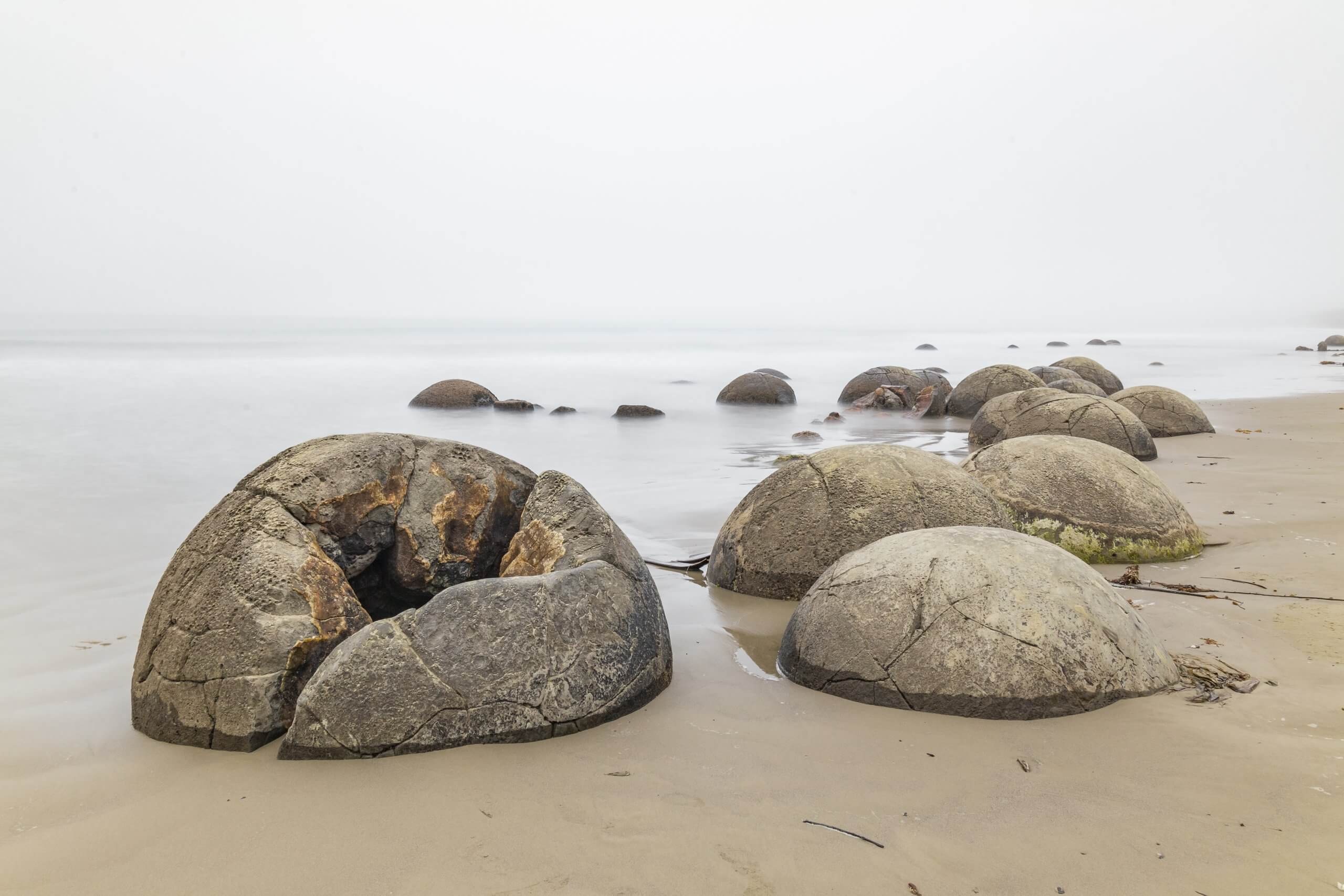 die außergewöhnlichen Felsen am Strand