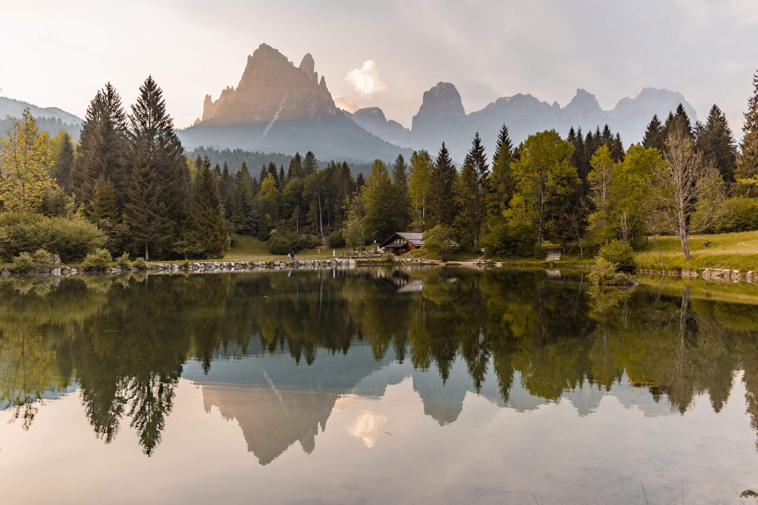 der malerische Lago Welsperg - ein Highlight auf deinem Roadtrip durch das Trentino
