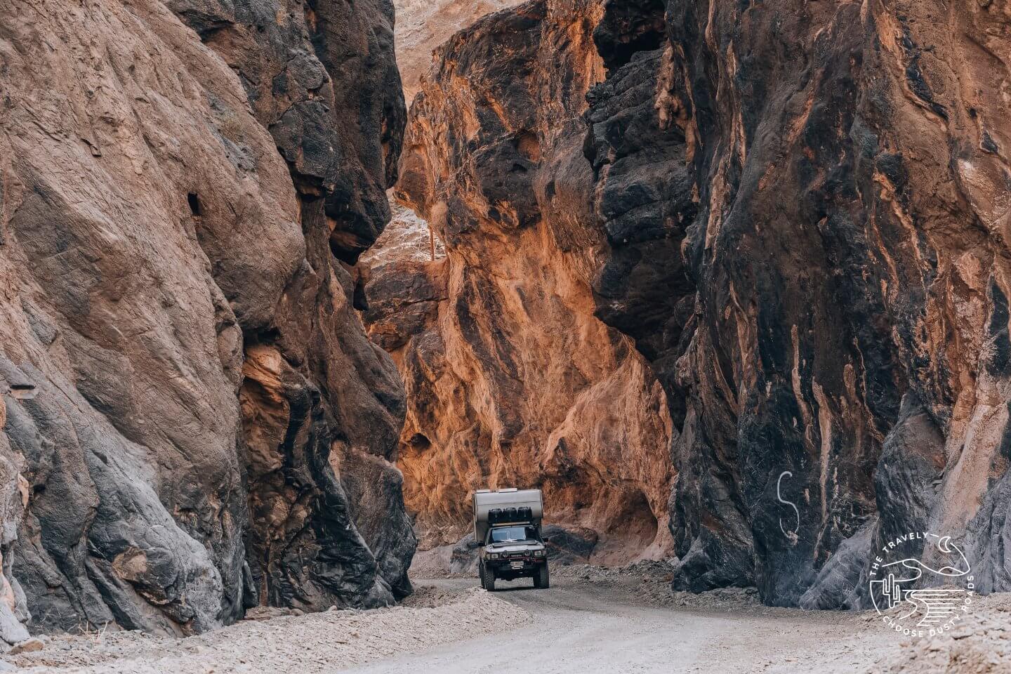Abenteuerlicher Oman Roadtrip: unterwegs im Wadi Sahtan, Hadschar Gebirge