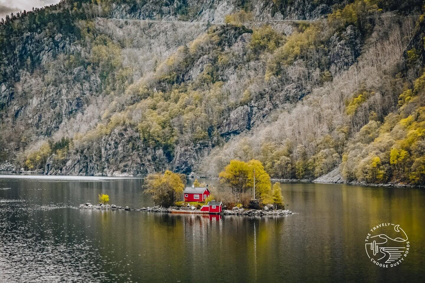 Skandinaviens Traumbild: ein rotes Holzhäuschen am See